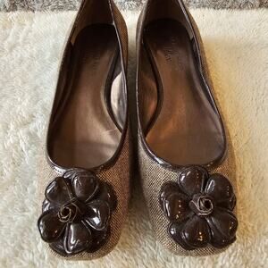 Anne Klein Women's iflex Jette Flower Fabric Slip On Mini Kitten Heel 7.5M Brown